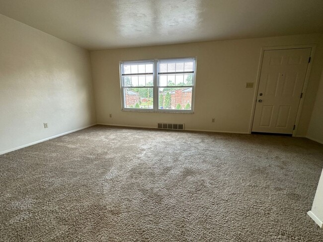 Building Photo - Townhouse in Plum with a Huge Master Bedro...