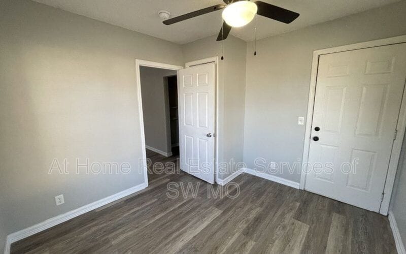 Foto del edificio - 2000 W College St