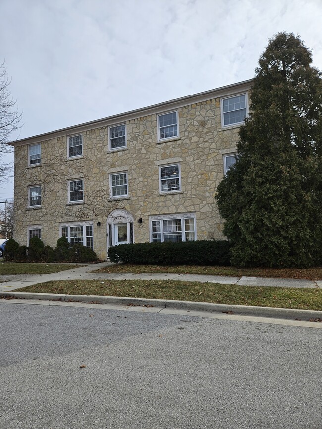 Building Photo - 4304 N Sheffield Ave