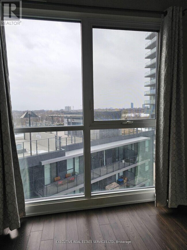 Photo du bâtiment - 10 Park Lawn Rd