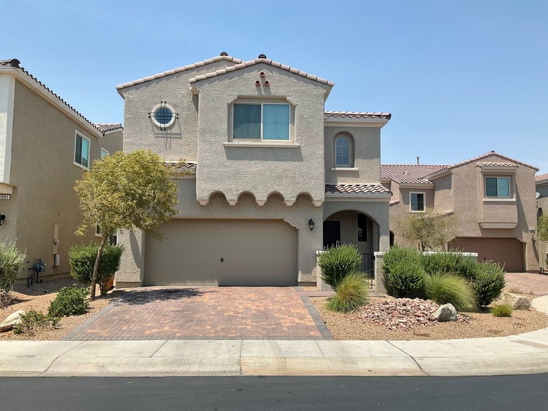 Building Photo - Beautiful 3-Bedroom Home with Private Pool...
