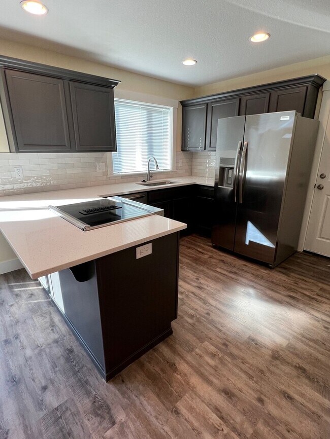 Foto del edificio - Remodeled Home with New Flooring, Quart Counters, W/D, Fenced Yard, Parking & MORE!