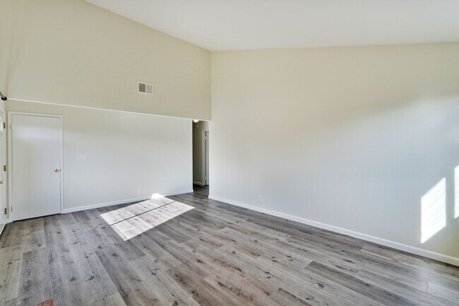 Foto del edificio - Single Family Home - New paint, New carpet - Washer & Dryer Hookups