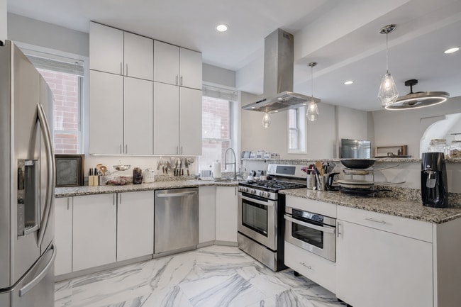 Building Photo - 1128 W Fullerton Ave