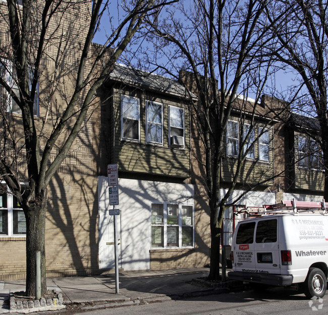Building Photo - 645-647 Bainbridge St