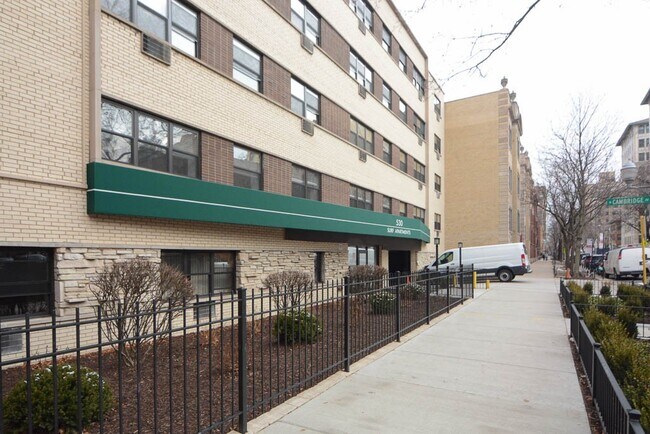 Building Photo - 447 W Surf St