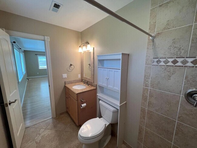 Foto del edificio - Lake Front Rental - Long term and utilities paid