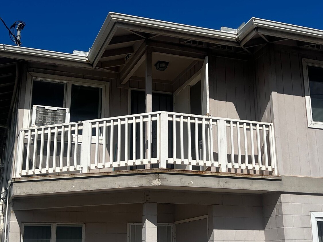 Foto principal - Highly Desired 2 bedroom, 1 bath, 2 parkin...