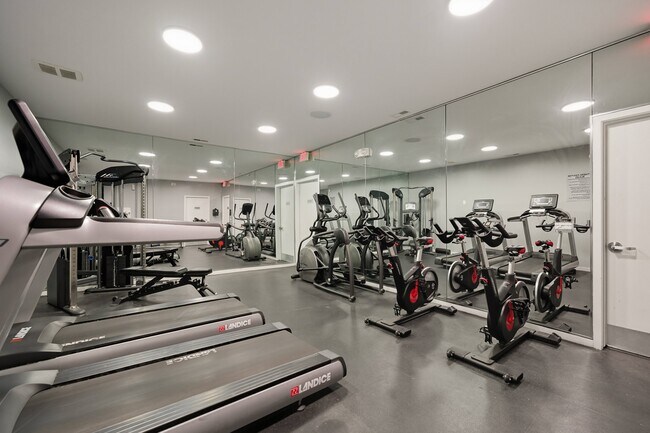 Gimnasio de última generación abierto las 24 horas en los apartamentos Franklin River en Southfield, Michigan. - Franklin River Apartments