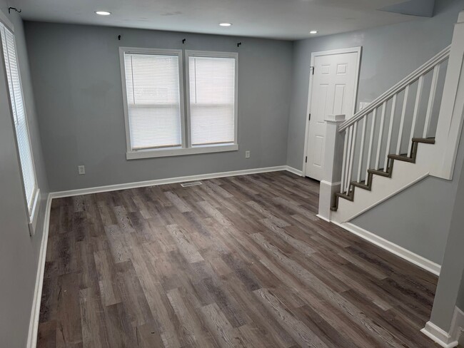 Building Photo - 2-Bedroom, 1 Bath Single Family for Rent in Middletown , OH|  Modern Kitchen