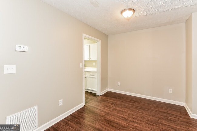 Building Photo - 5963 Sherwood Trace