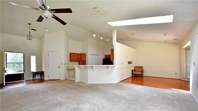 Building Photo - 4810 Hampton Square Dr