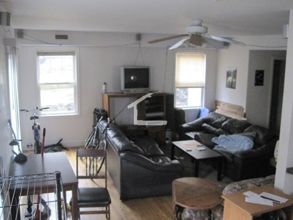 Looks better in Person.... Check out this 4 bed 2 bath Townhouse in Allston/Brighton - Looks better in Person.... Check out this 4 bed 2 bath Townhouse in Allston/Brighton