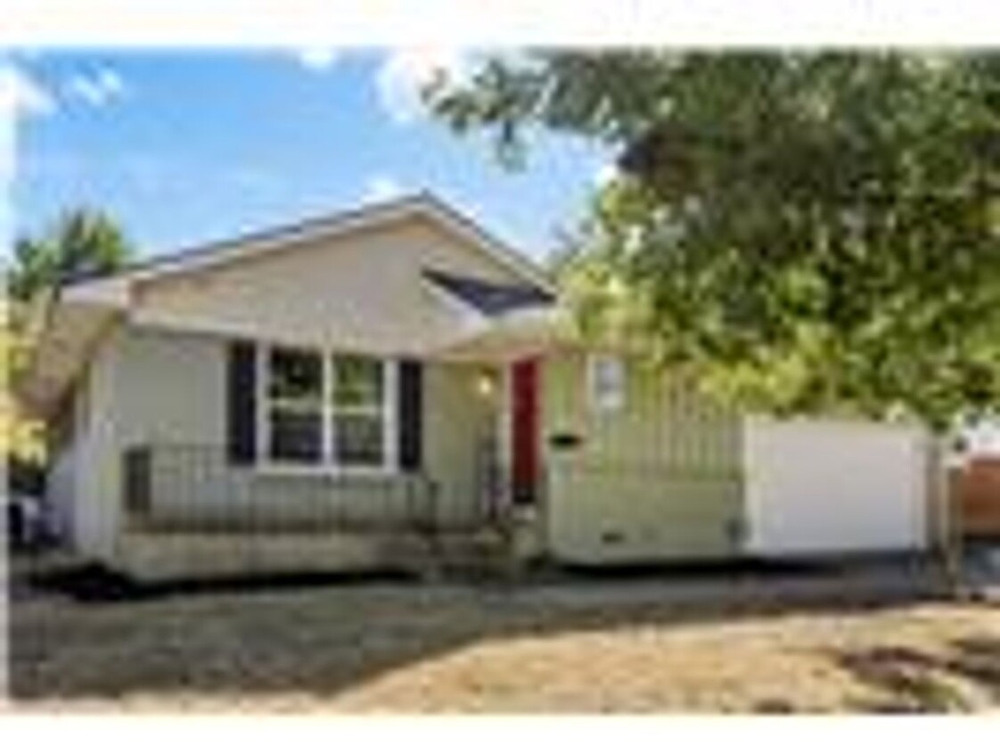 Foto principal - Beautifully Renovated 3-Bed, 2-Bath Home i...