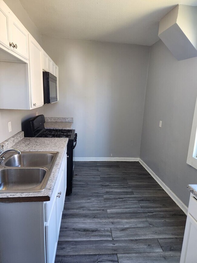 Foto del edificio - 4 bed 1 bath house
