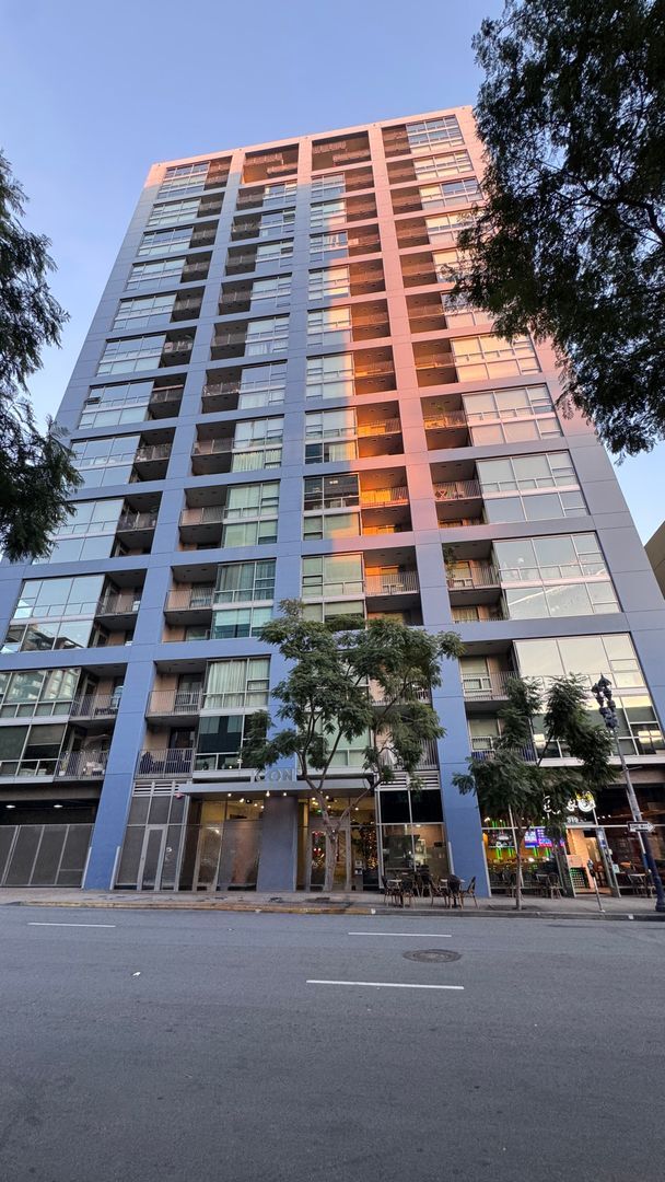 Building Photo - Urban Living with Iconic Views