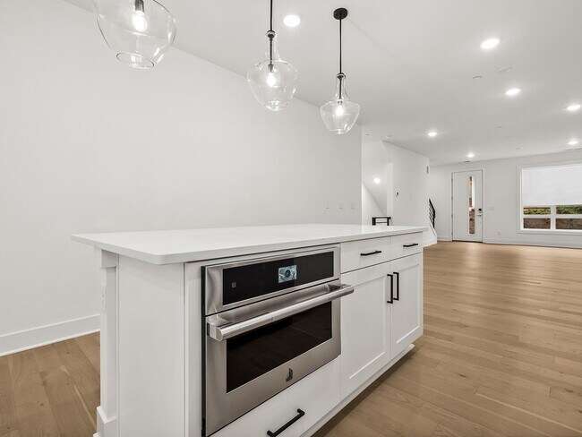 Foto del edificio - "Spacious 2-Bedroom Condo Oasis with 2 Baths in Prime Redmond Location – 1539 Sq Ft of Comfort!"