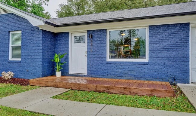 Photo - 4618 Trafalgar Rd House