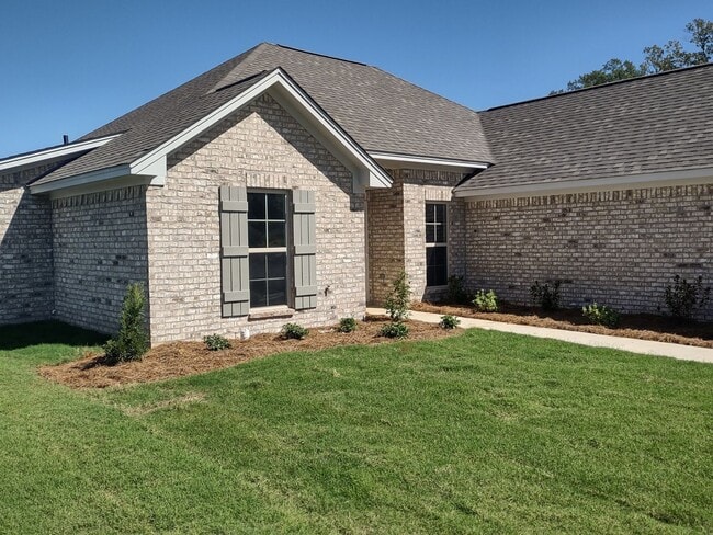 Building Photo - MOVE IN SPECIAL!**** 1/2 OF 1ST MONTH RENT...