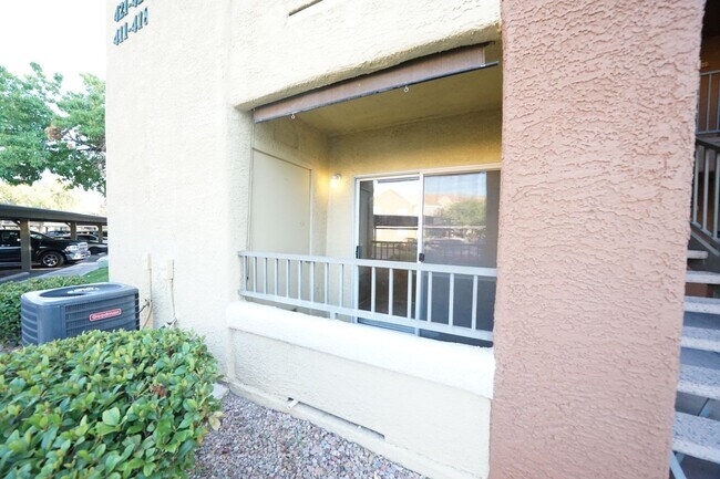 Building Photo - Showings Available NOW