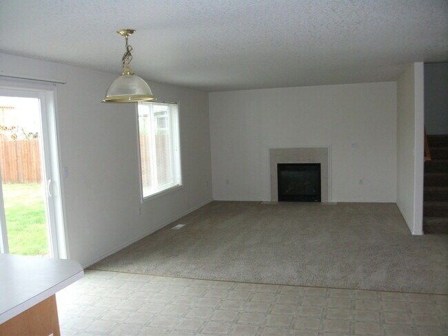 Foto del edificio - Beautiful 2-Story 4 Bedroom Home in Battle...