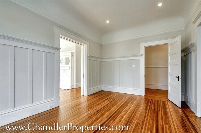 Building Photo - Bright & Sunny 2 Bedroom Flat with On-Site Laundry | Small Bonus Space