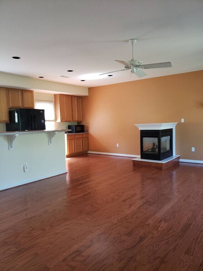 Foto del edificio - COMING SOON! END UNIT Lakelands TH Style Cottage with 2-car Garage