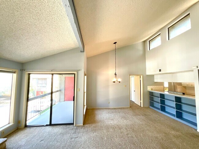 Foto del edificio - **APPLICATION RECEIVED** GORGEOUS 2 Bedroom 2 Bath CONDO!