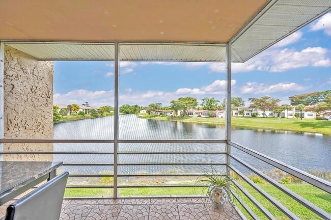 Foto del edificio - 185 Lake Evelyn Dr