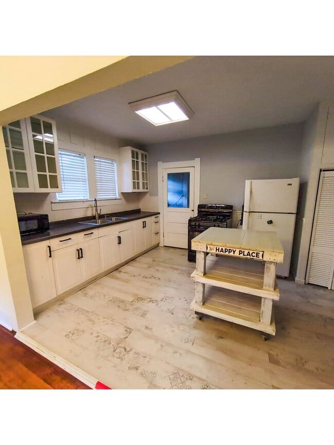 Building Photo - 458 Belvedere Dr