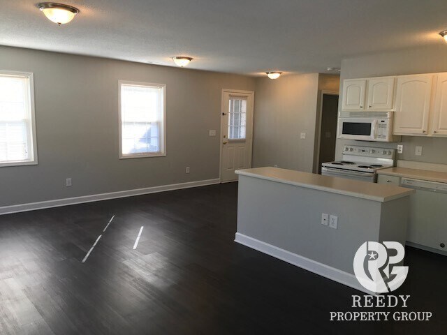 Building Photo - GORGEOUS 2 bed 2 bath ready now!
