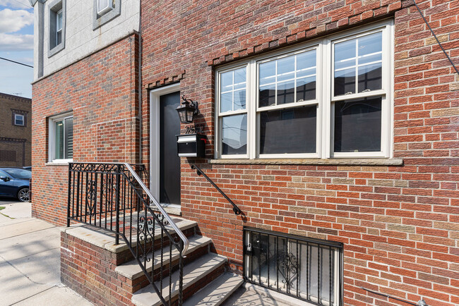 Building Photo - 2552 S Sartain St