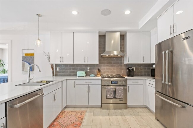 Building Photo - 313 7th St