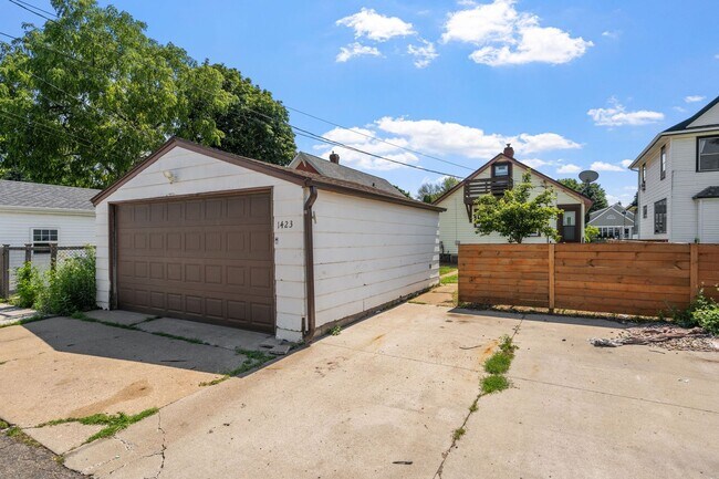 Building Photo - Your Timeless Haven in St. Paul for $1,999...