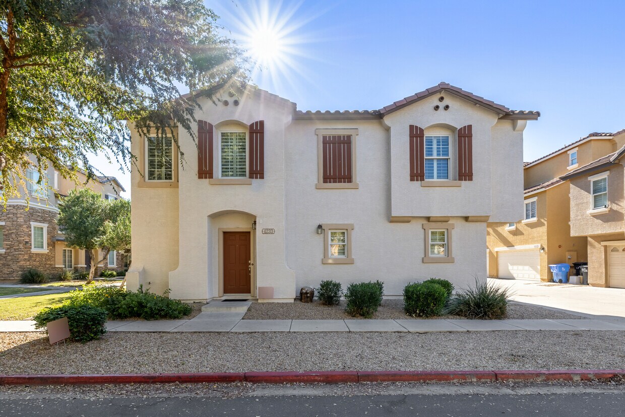 Foto principal - 4233 E Jasper Dr