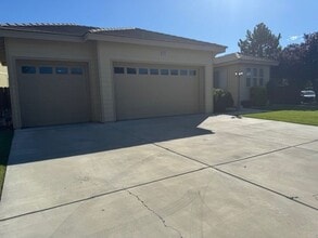 Building Photo - 419 La Costa Cir
