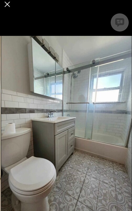 Foto del edificio - 69-28 43rd Ave