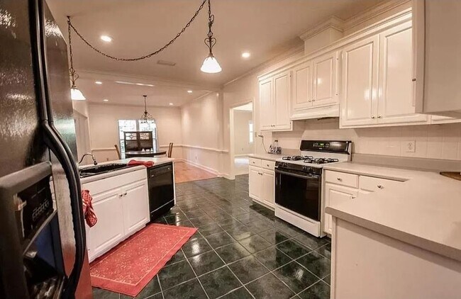 Building Photo - 2 Lauries Pointe