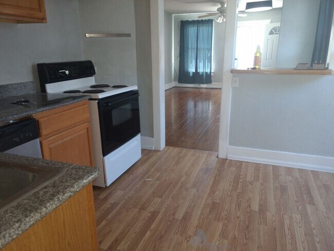 Foto del edificio - 214 W Ramona Ave