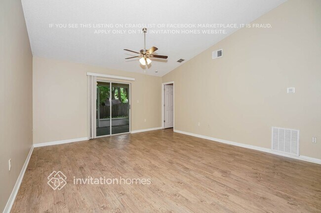 Foto del edificio - 7314 Carillon Ave