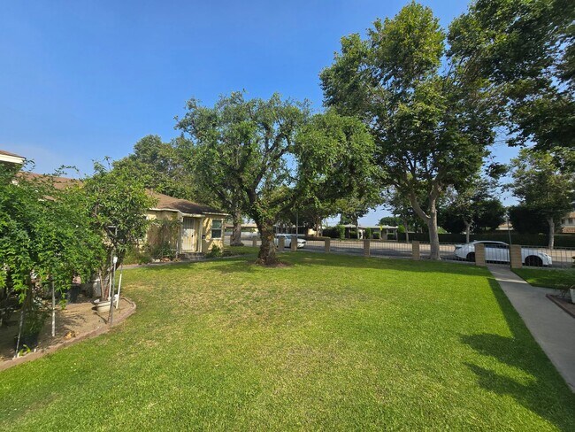 Foto del edificio - gardengrove11632-36