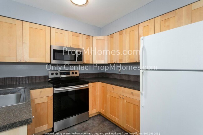 Building Photo - Charm in Parkrose Heights! Your Three Bedr...