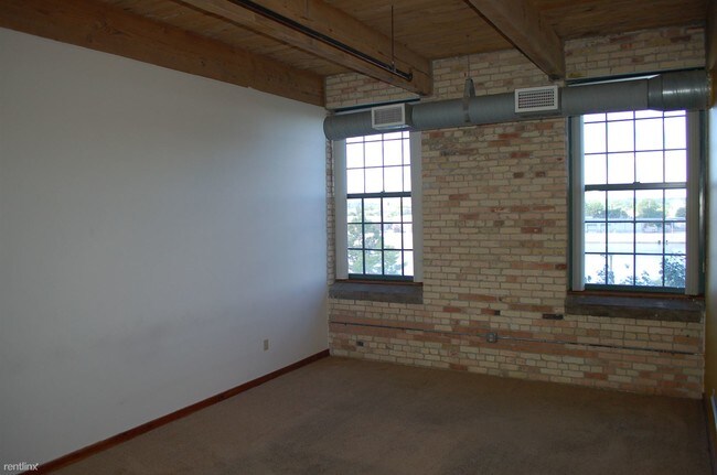 Building Photo - 940 Monroe Ave NW