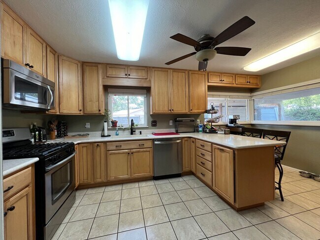 Building Photo - Fully Furnished, All Utilities Paid, 4 Bed...