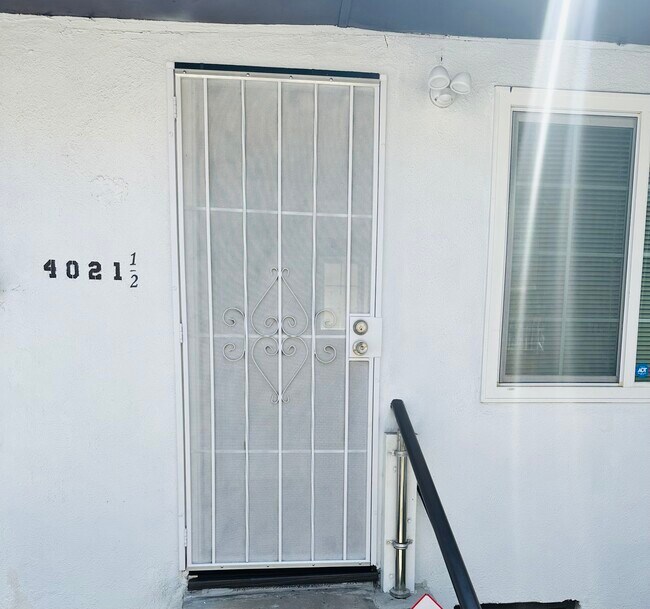 Building Photo - 4021 1/2 Walnut Grove Ave