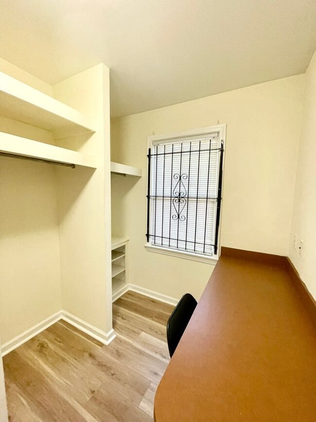 Building Photo - Townhouse located near corner of Gervais a...
