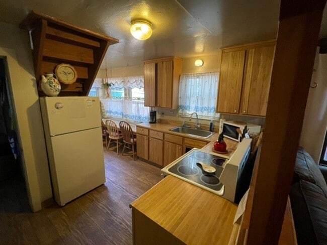 Foto del edificio - Sweet Tahoe Charm Cabin! Available Now!! for a 3-6 month lease or a long term lease! Call and inq...
