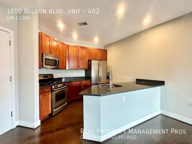 Building Photo - Walk to Rosslyn Metro! Bright and Spacious...