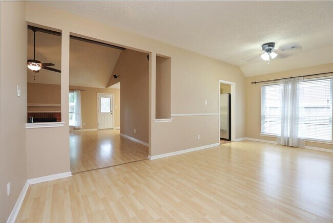 Foto del edificio - 22815 Red River Dr