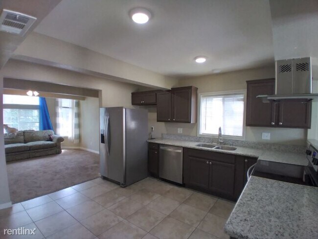 Building Photo - 5 br, 2 bath House - 143 N Calaveras St
